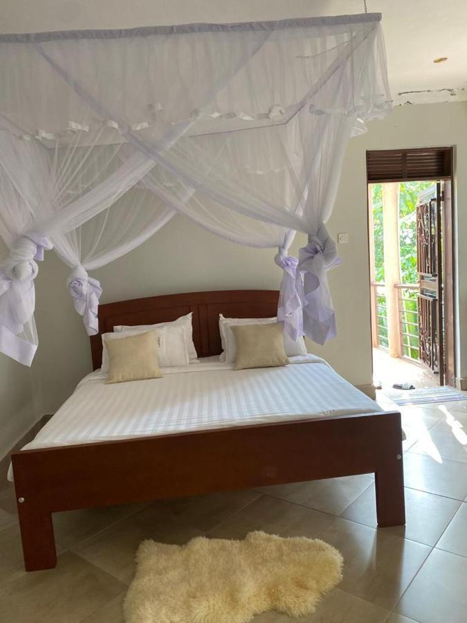 Golden Cherries Guest House Jinja Exterior photo
