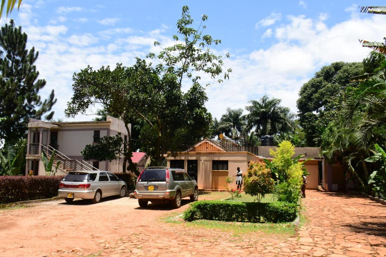 Golden Cherries Guest House Jinja Exterior photo