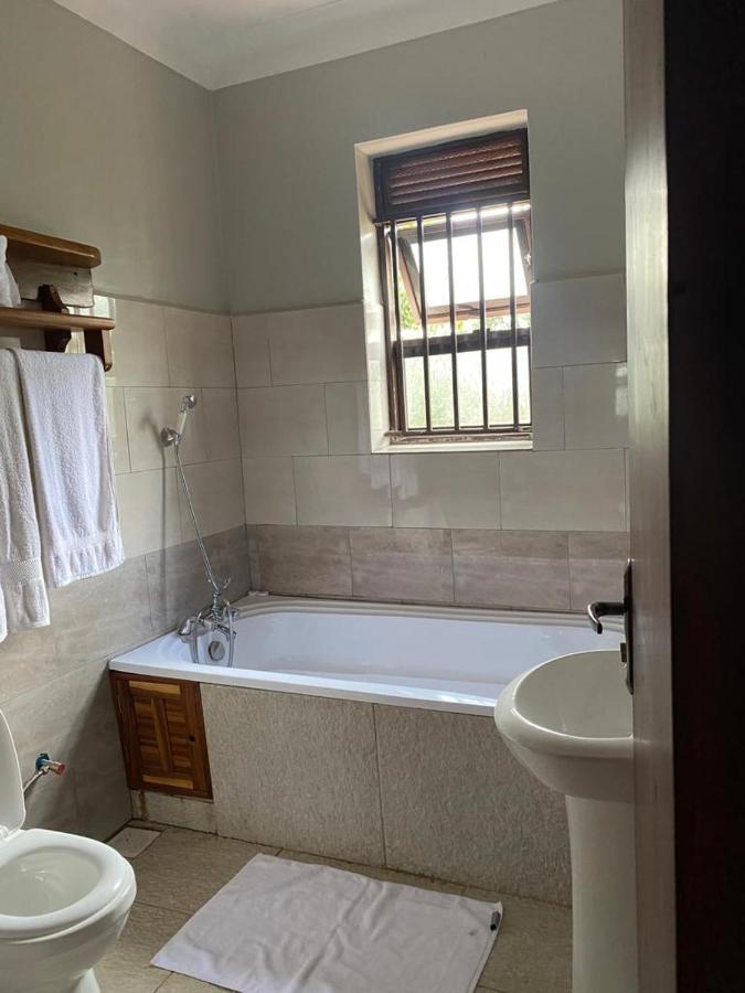 Golden Cherries Guest House Jinja Exterior photo