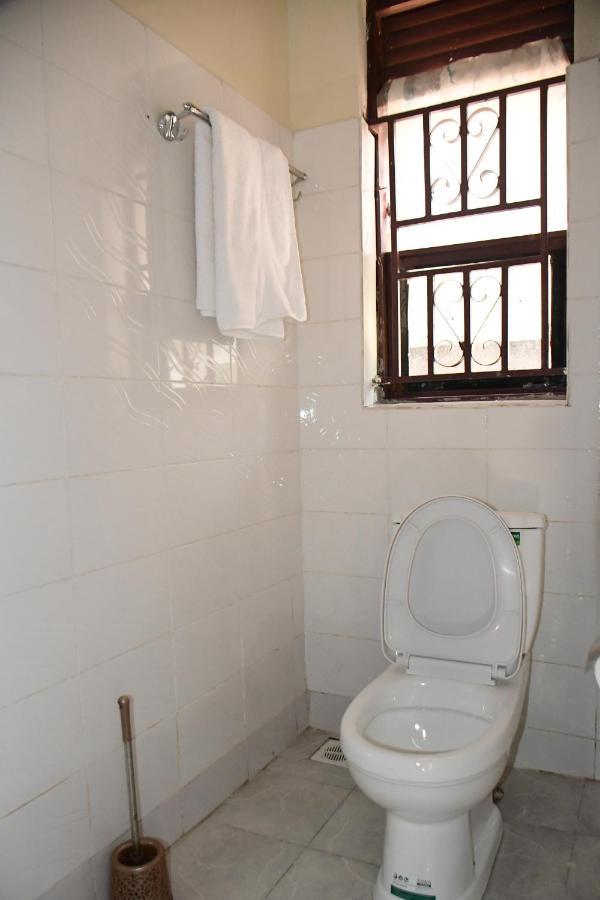 Golden Cherries Guest House Jinja Exterior photo