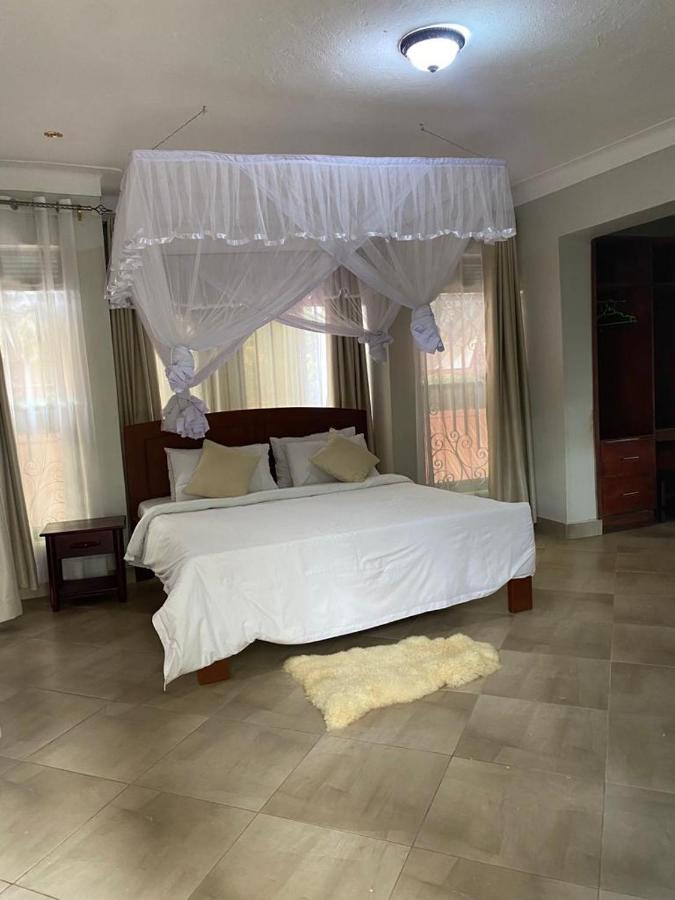Golden Cherries Guest House Jinja Exterior photo