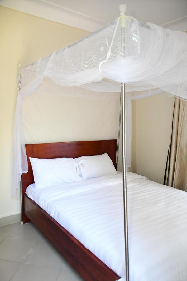 Golden Cherries Guest House Jinja Exterior photo